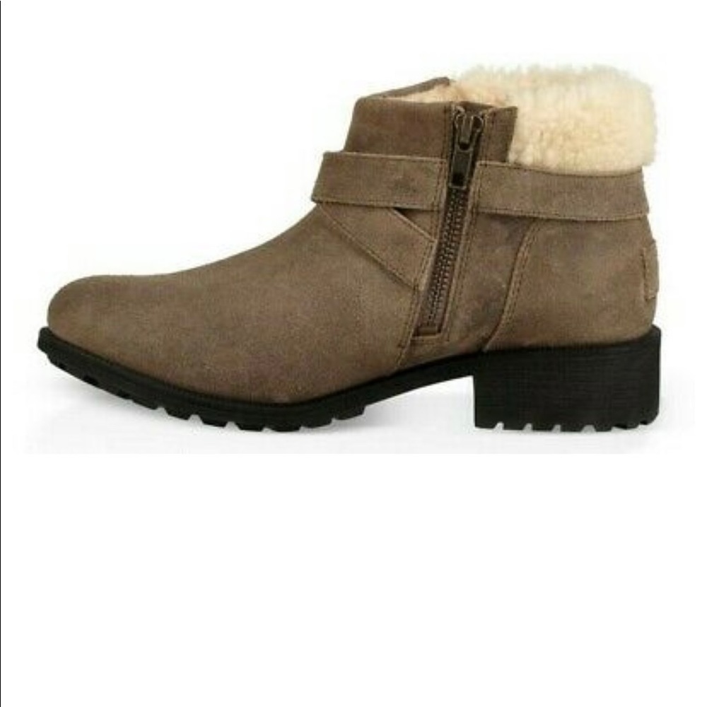 UGG Women’s Benson Waterproof  Sherpa Lined Winter Snow Ankle Round Boot Size 7